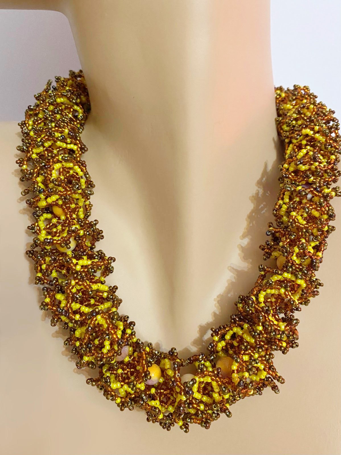 Mursi - Yellow jade necklace Ogalala